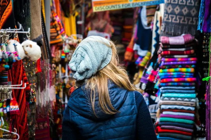 Browsing the Andean textile stalls